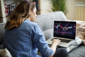 Woman trading online